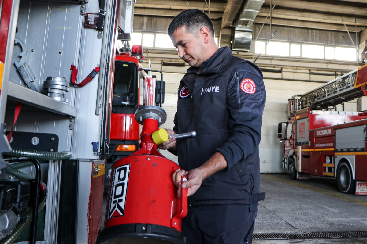 Çocukken gönül verdiği baba ve amca mesleğinde 11 yıldır alevleri söndürmeye koşuyor
