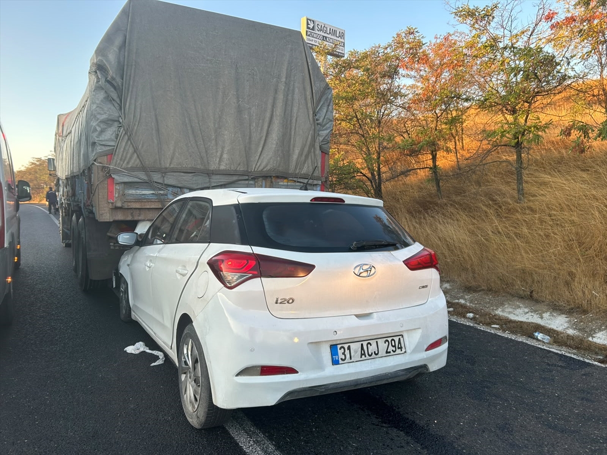 Bilecik'te feci kaza: Otomobil kamyona çarptı, 1 ölü, 2 yaralı