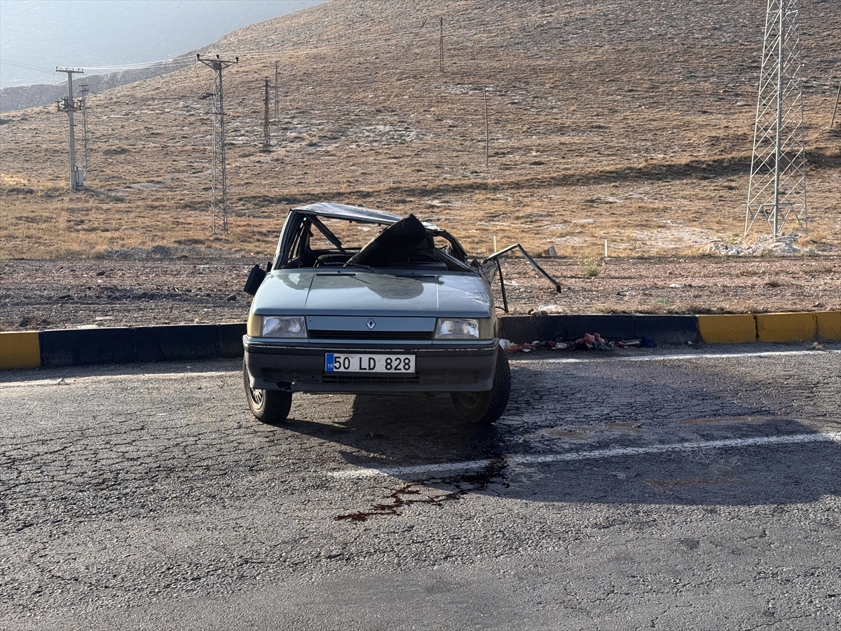 Niğde'de kaza: Hafif ticari araç ile otomobil çarpıştı, 5 yaralı