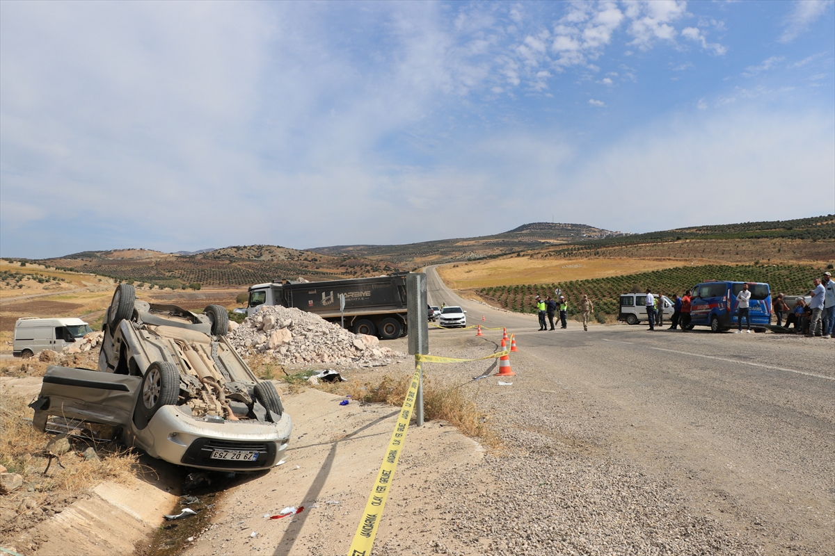 Kilis'te kaza: Hafif ticari araç kamyonla çarpıştı, 3 kişi yaralı