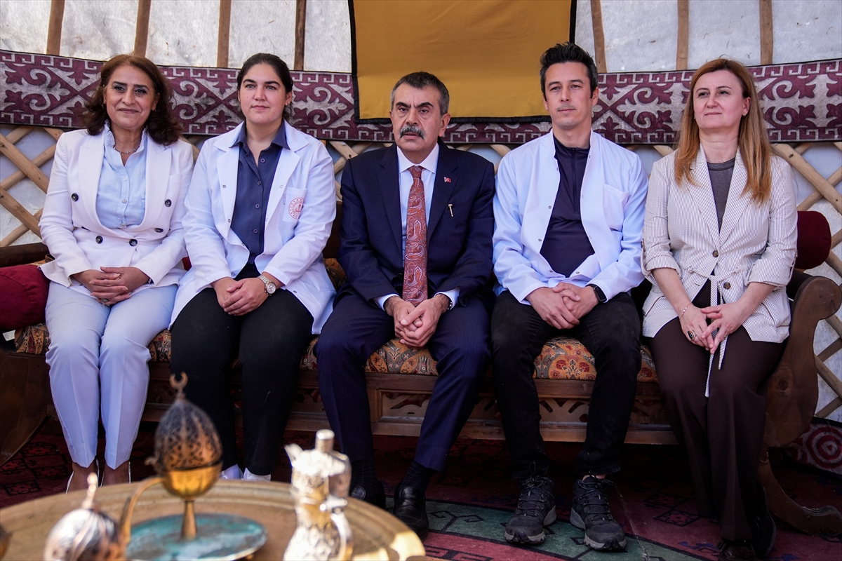 Bakan Tekin: Geleneksel oyunlarla değerlerimizi aktarabiliriz
