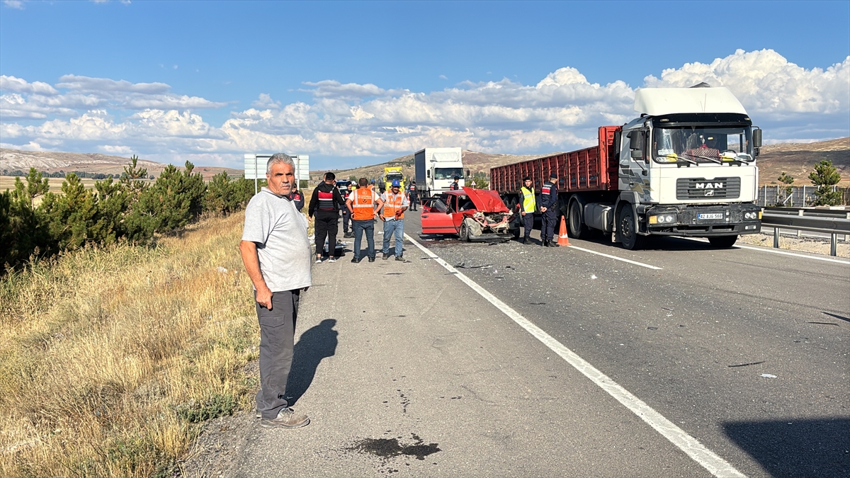 Sivas'ta tıra arkadan çarpan otomobildeki 6 kişi yaralandı