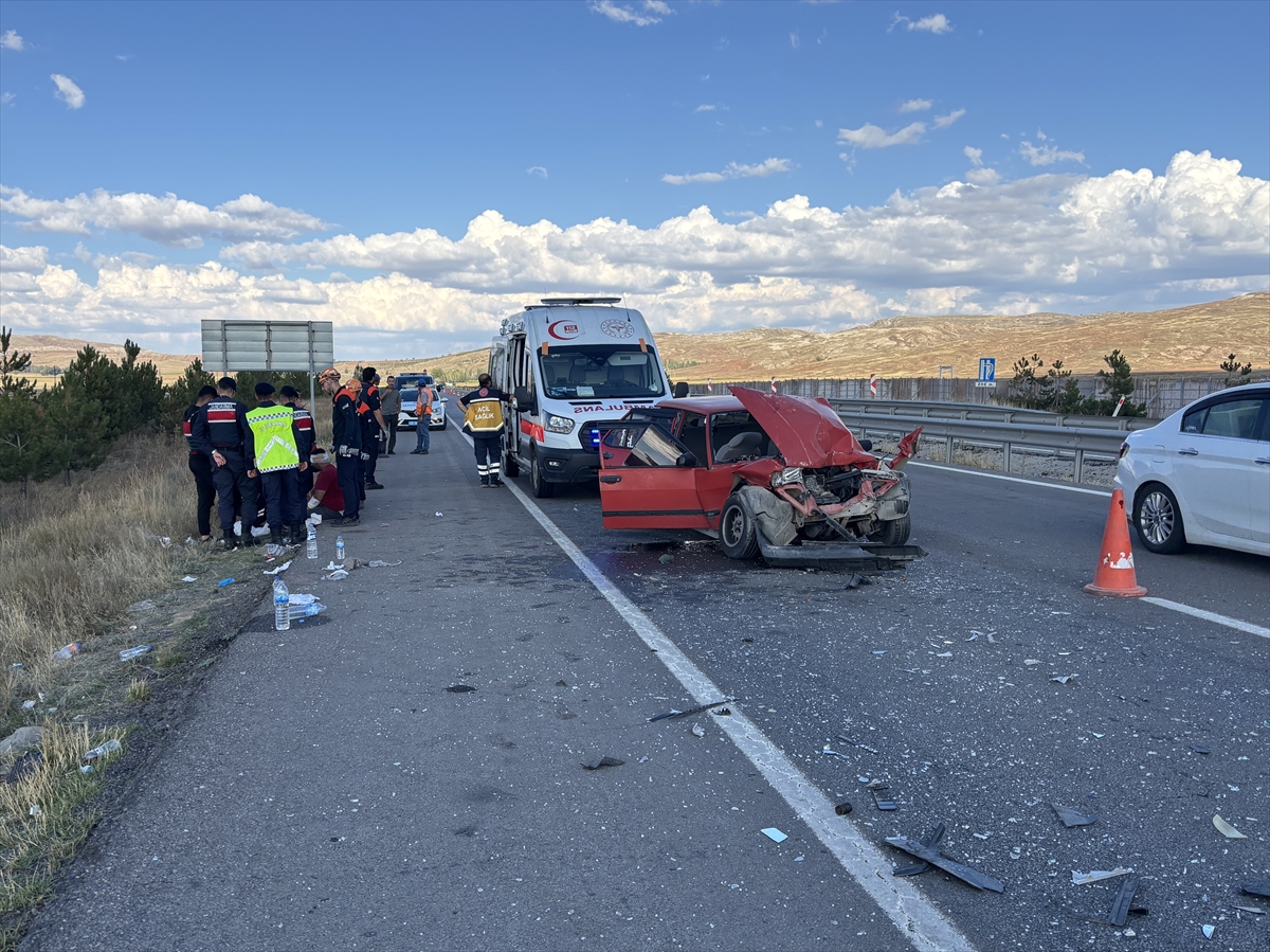 Sivas'ta tıra arkadan çarpan otomobildeki 6 kişi yaralandı