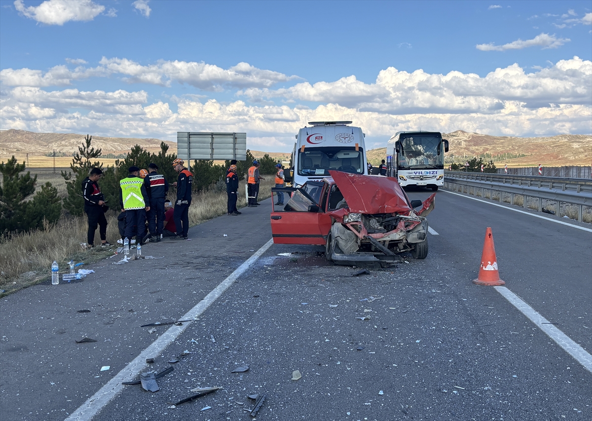 Sivas'ta tıra arkadan çarpan otomobildeki 6 kişi yaralandı
