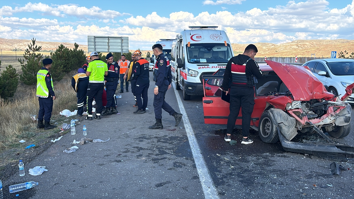 Sivas'ta tıra arkadan çarpan otomobildeki 6 kişi yaralandı
