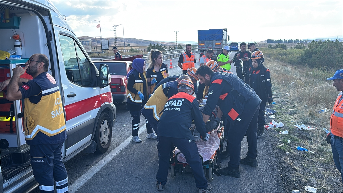 Sivas'ta tıra arkadan çarpan otomobildeki 6 kişi yaralandı