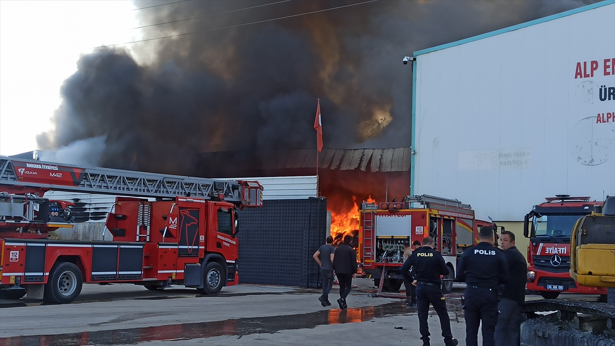 Ankara'da geri dönüşüm tesisindeki yangın söndürüldü