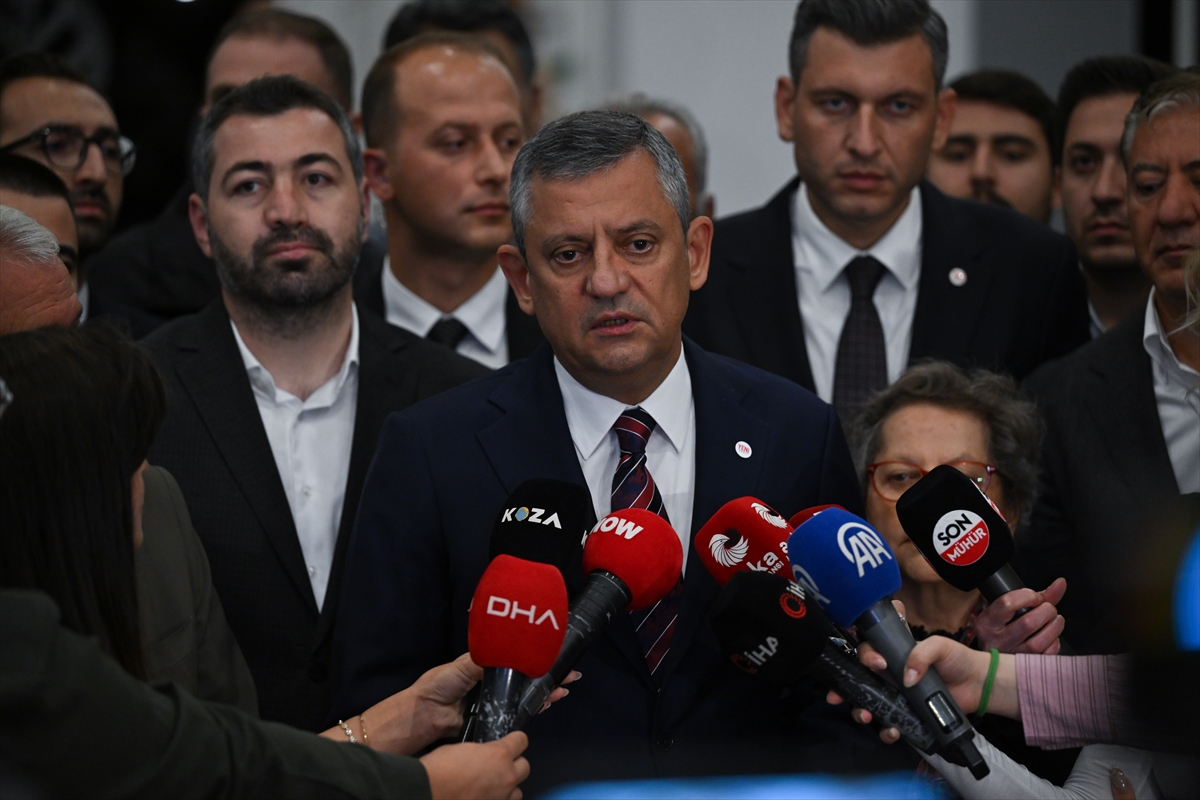Özgür Özel: Dil Bayramı'nda onur ödülü aldı, emeklileri andı