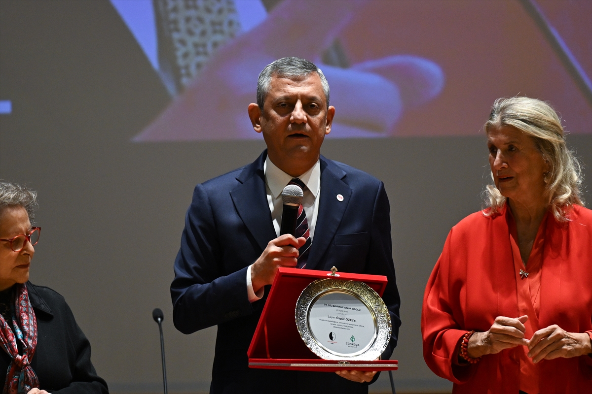 Özgür Özel: Dil Bayramı'nda onur ödülü aldı, emeklileri andı