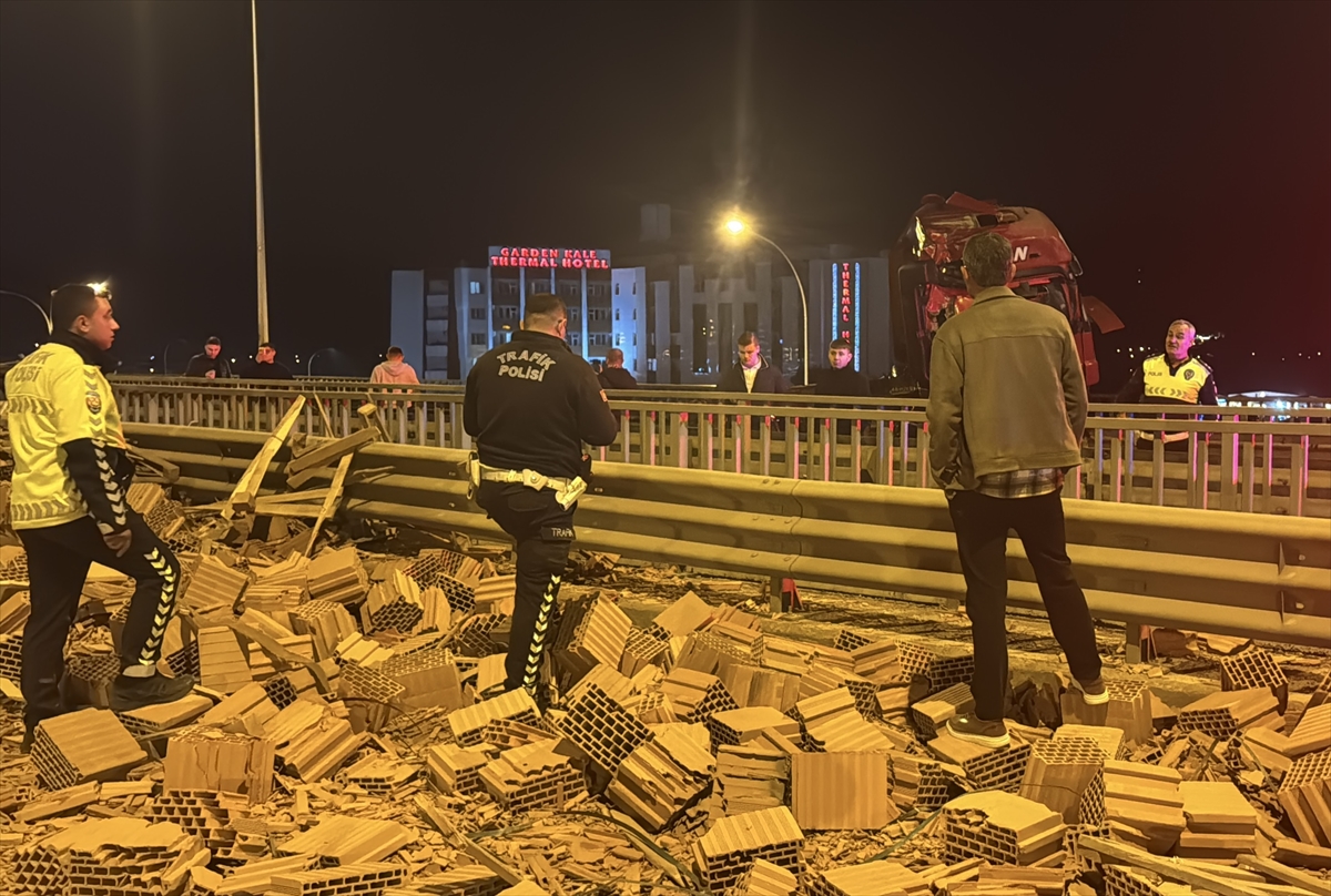 Afyonkarahisar'da kaza: 1 kişi hayatını kaybetti, 7 yaralı