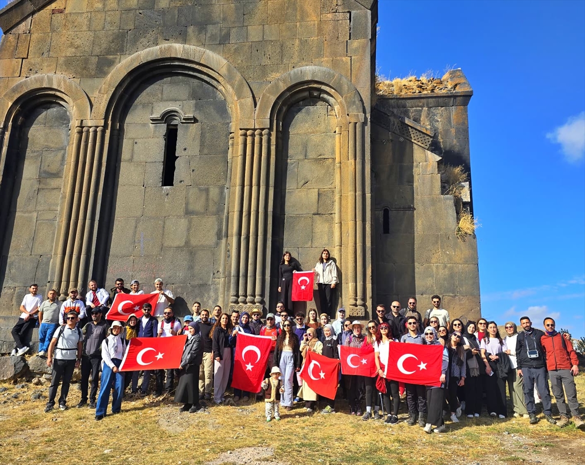 Kars: Doğaseverler Deniz Gölü'nde çevre temizliği yaptı