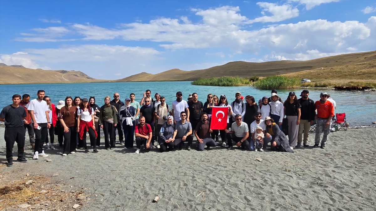 Kars: Doğaseverler Deniz Gölü'nde çevre temizliği yaptı