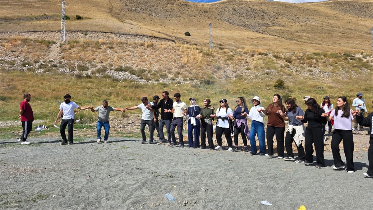 Kars: Doğaseverler Deniz Gölü'nde çevre temizliği yaptı