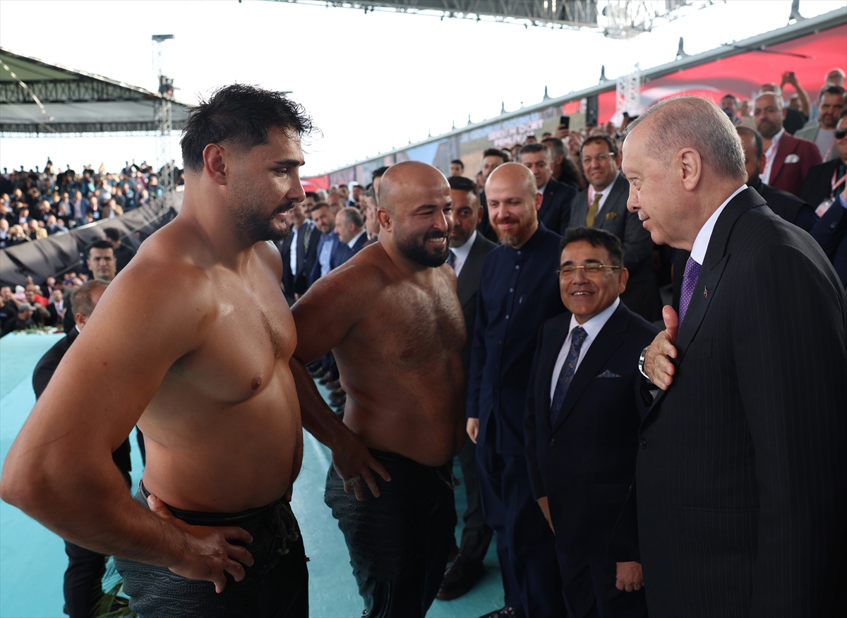 Cumhurbaşkanı Erdoğan: Yağlı Güreş Kupası finalini izledi, hediye aldı