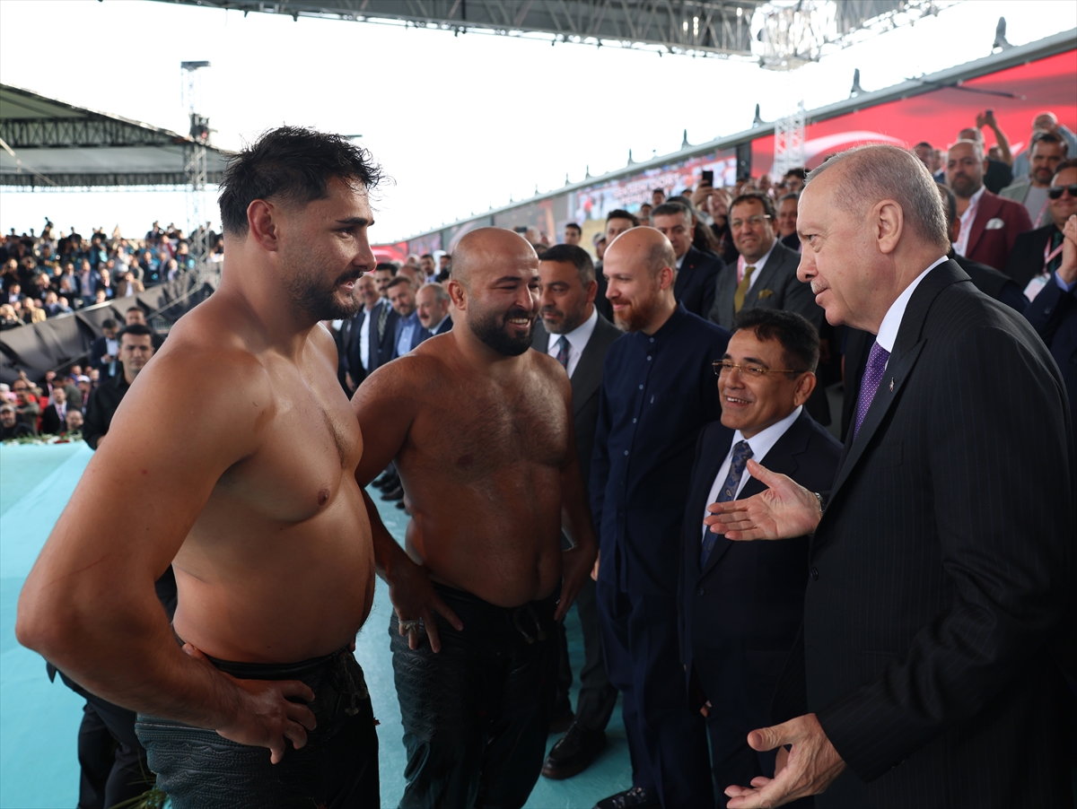 Cumhurbaşkanı Erdoğan: Yağlı Güreş Kupası finalini izledi, hediye aldı