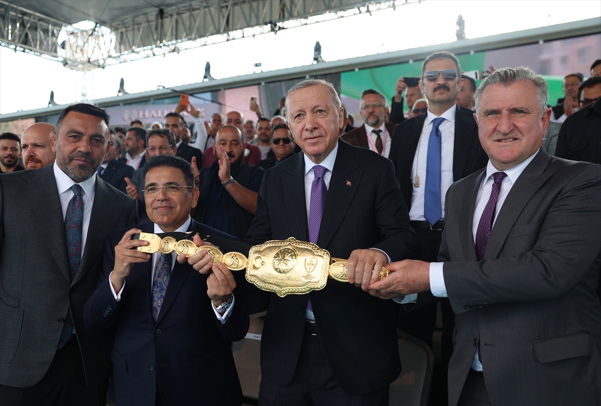 Cumhurbaşkanı Erdoğan: Yağlı Güreş Kupası finalini izledi, hediye aldı