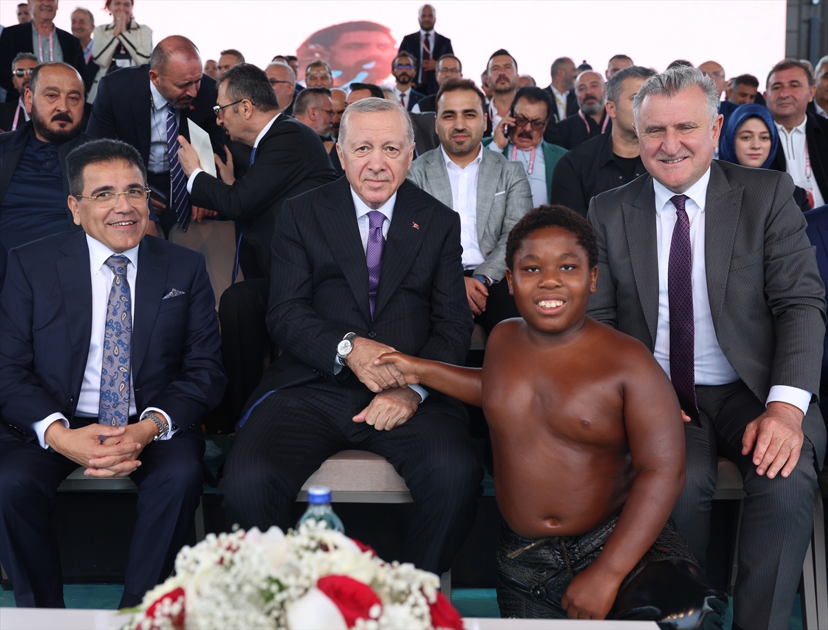 Cumhurbaşkanı Erdoğan: Yağlı Güreş Kupası finalini izledi, hediye aldı