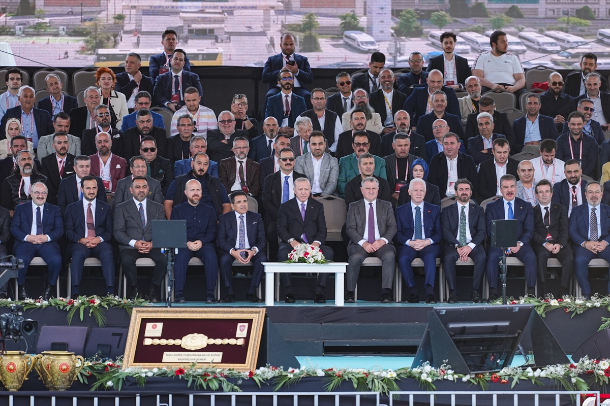 Cumhurbaşkanı Erdoğan: Yağlı Güreş Kupası finalini izledi, hediye aldı