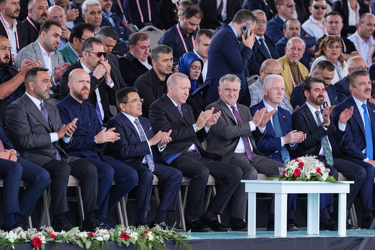 Cumhurbaşkanı Erdoğan: Yağlı Güreş Kupası finalini izledi, hediye aldı