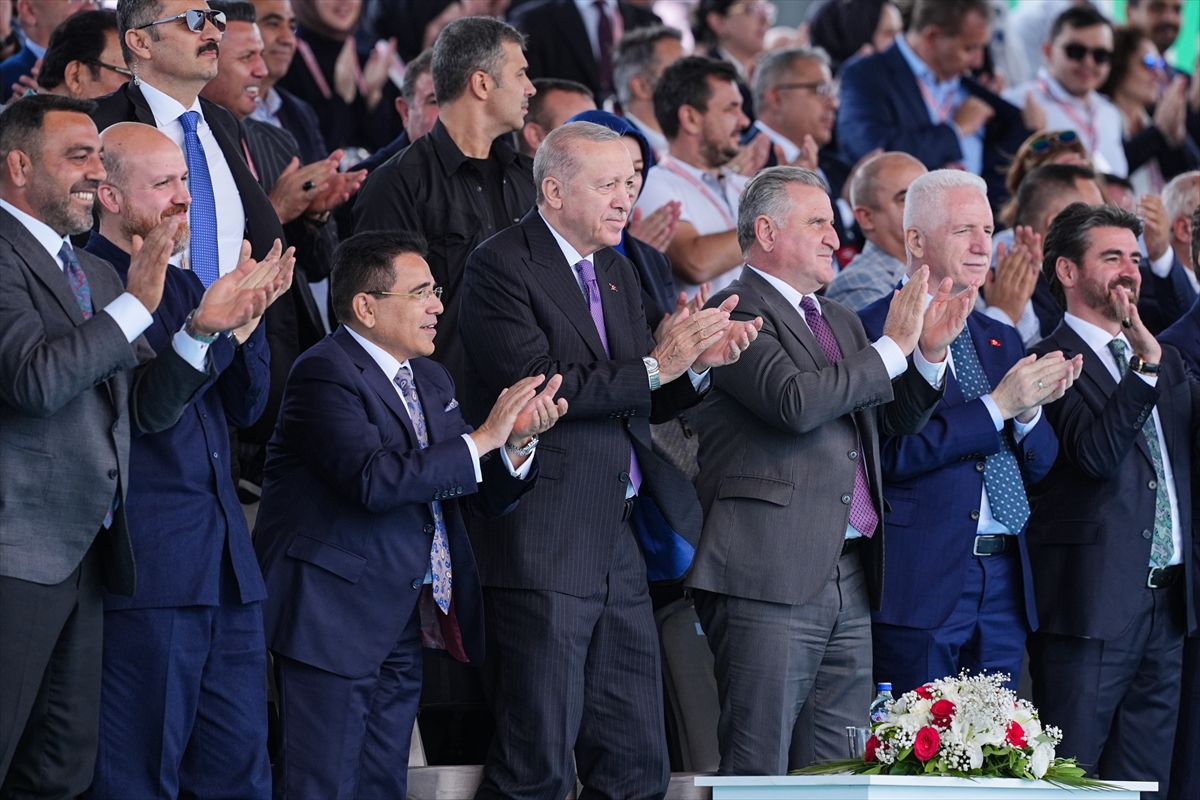 Cumhurbaşkanı Erdoğan: Yağlı Güreş Kupası finalini izledi, hediye aldı