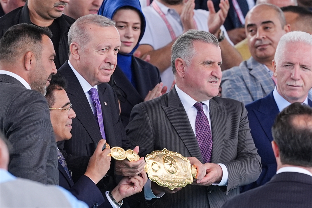 Cumhurbaşkanı Erdoğan: Yağlı Güreş Kupası finalini izledi, hediye aldı