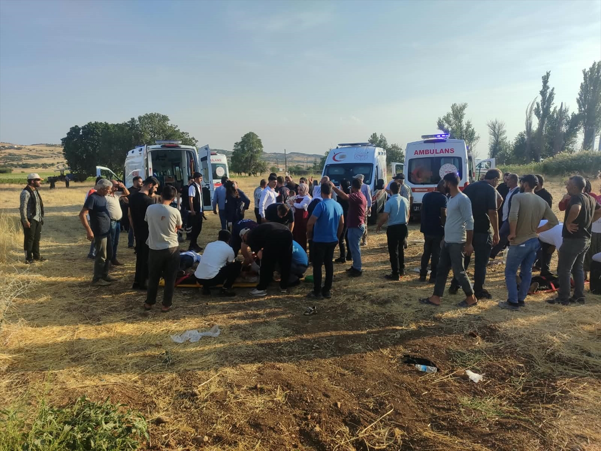 Diyarbakır'da otomobil devrildi: 4'ü çocuk 9 yaralı