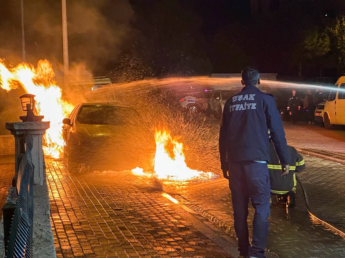 Uşak'ta park halindeki otomobil yandı, kundaklama şüphesi