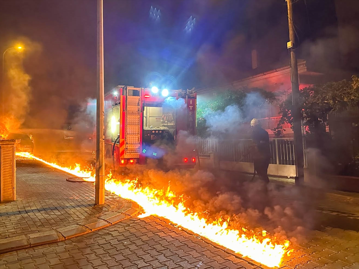 Uşak'ta park halindeki otomobil yandı, kundaklama şüphesi