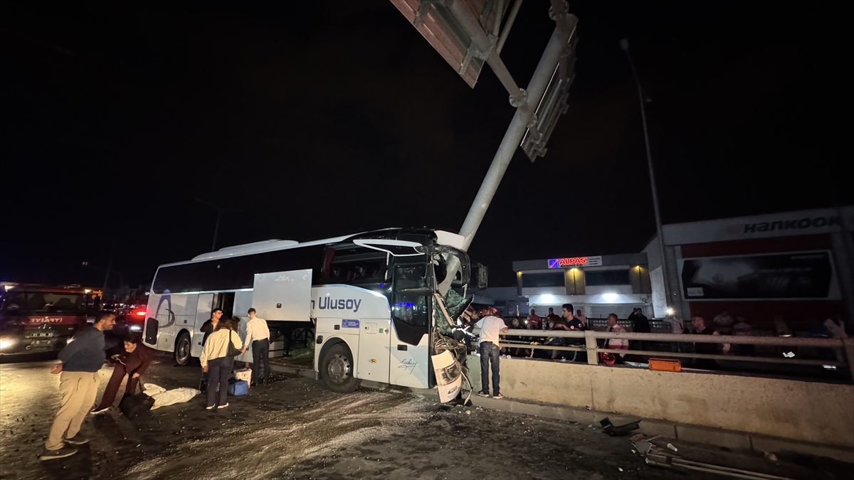 Adana'da yolcu otobüsü kazası: 11 kişi yaralandı