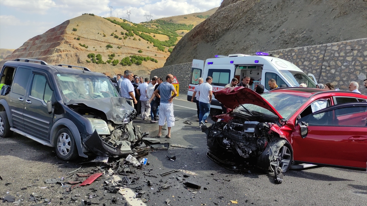 Bingöl'de kaza: Hafif ticari araç ve otomobil çarpıştı, 5 yaralı