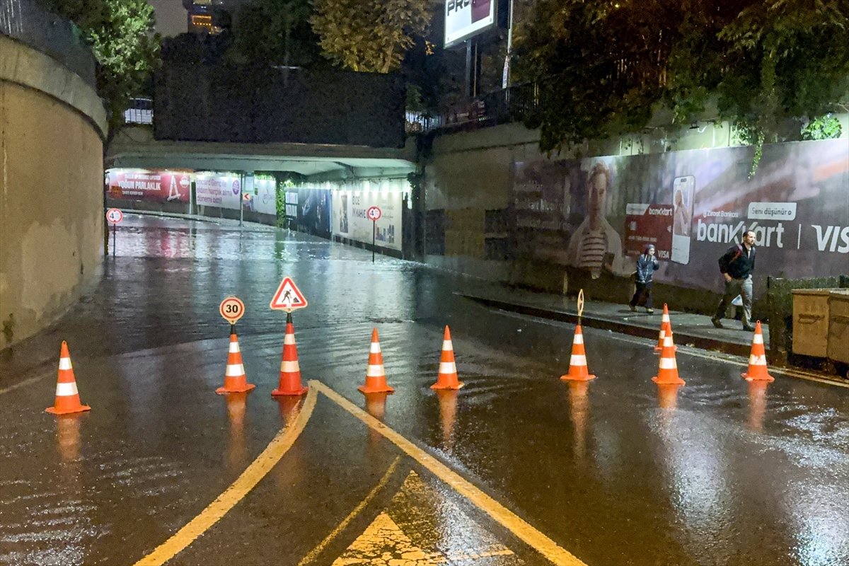 İstanbul'daki sağanak nedeniyle Zincirlikuyu'daki alt geçidi su bastı