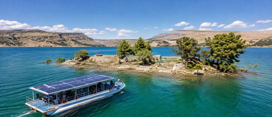Atatürk Baraj Gölü’nde güneş enerjili tekneyle dört ili keşif