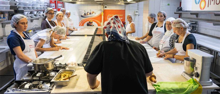 Bornova'da mutfak atölyeleri farklı lezzetleri katılımcılarla buluşturuyor