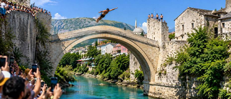 Mostar Köprüsü'nde 460 yıllık atlayış geleneği sürdü
