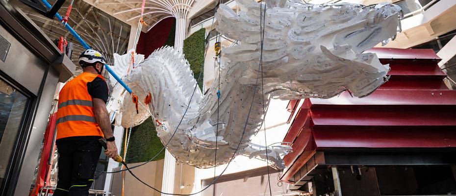 Zwölf Meter langer Drache schwebt über der MSC World Asia