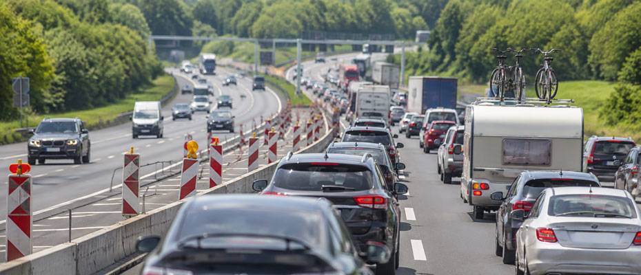 Almanya'da yoğun seyahat hafta sonu: Dönüş trafiği kuyruklara yol açacak