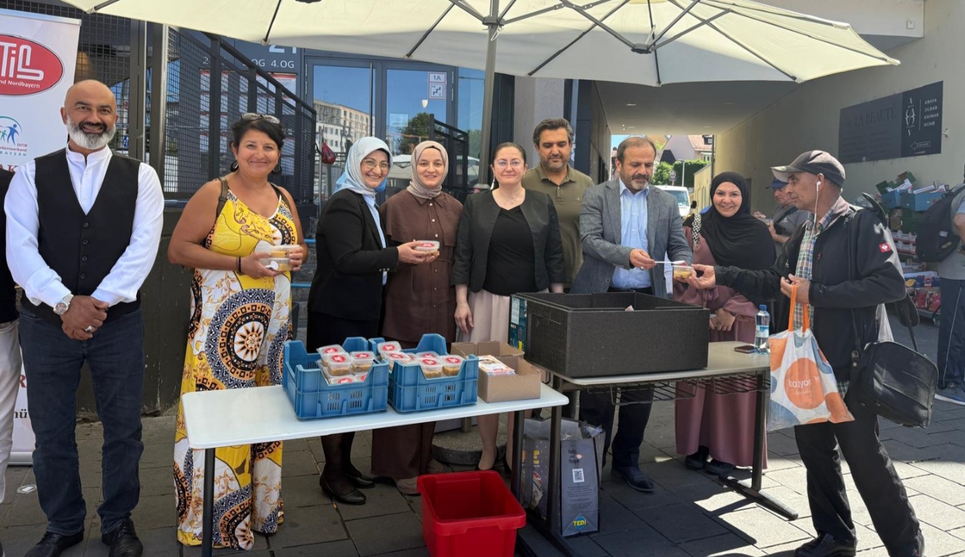 Nürnberg Plärrer Meydanı'nda Aşure Bereketi