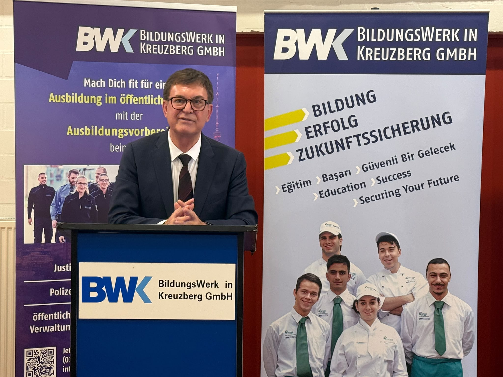 Youth Prepared for Public Service in Berlin Receive Certificates