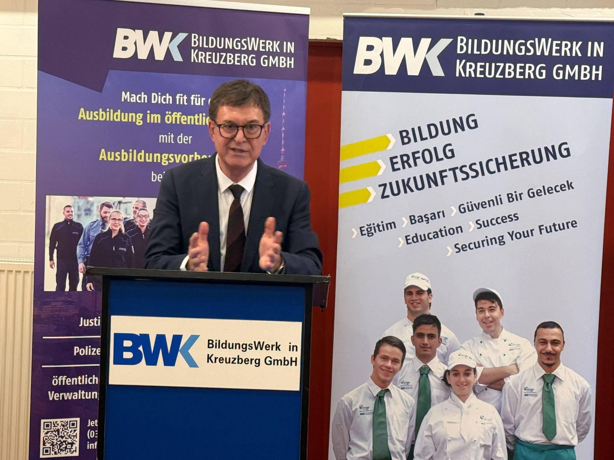 Youth Prepared for Public Service in Berlin Receive Certificates