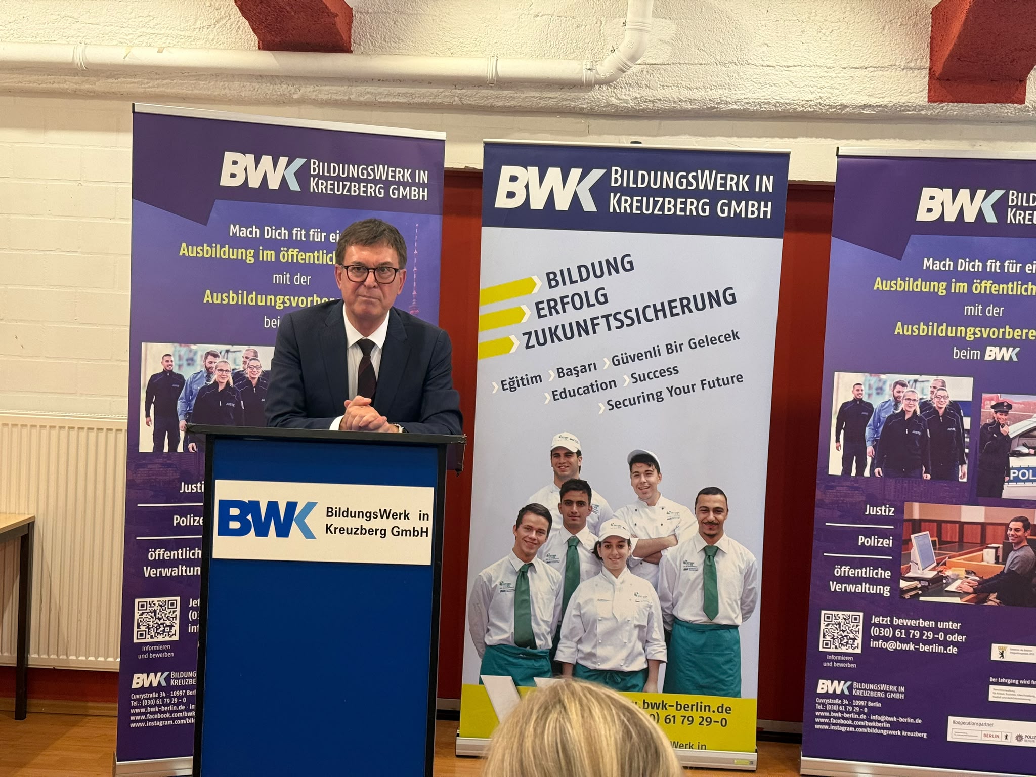 Youth Prepared for Public Service in Berlin Receive Certificates