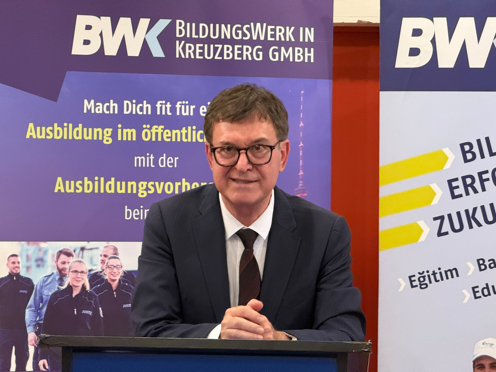 Youth Prepared for Public Service in Berlin Receive Certificates