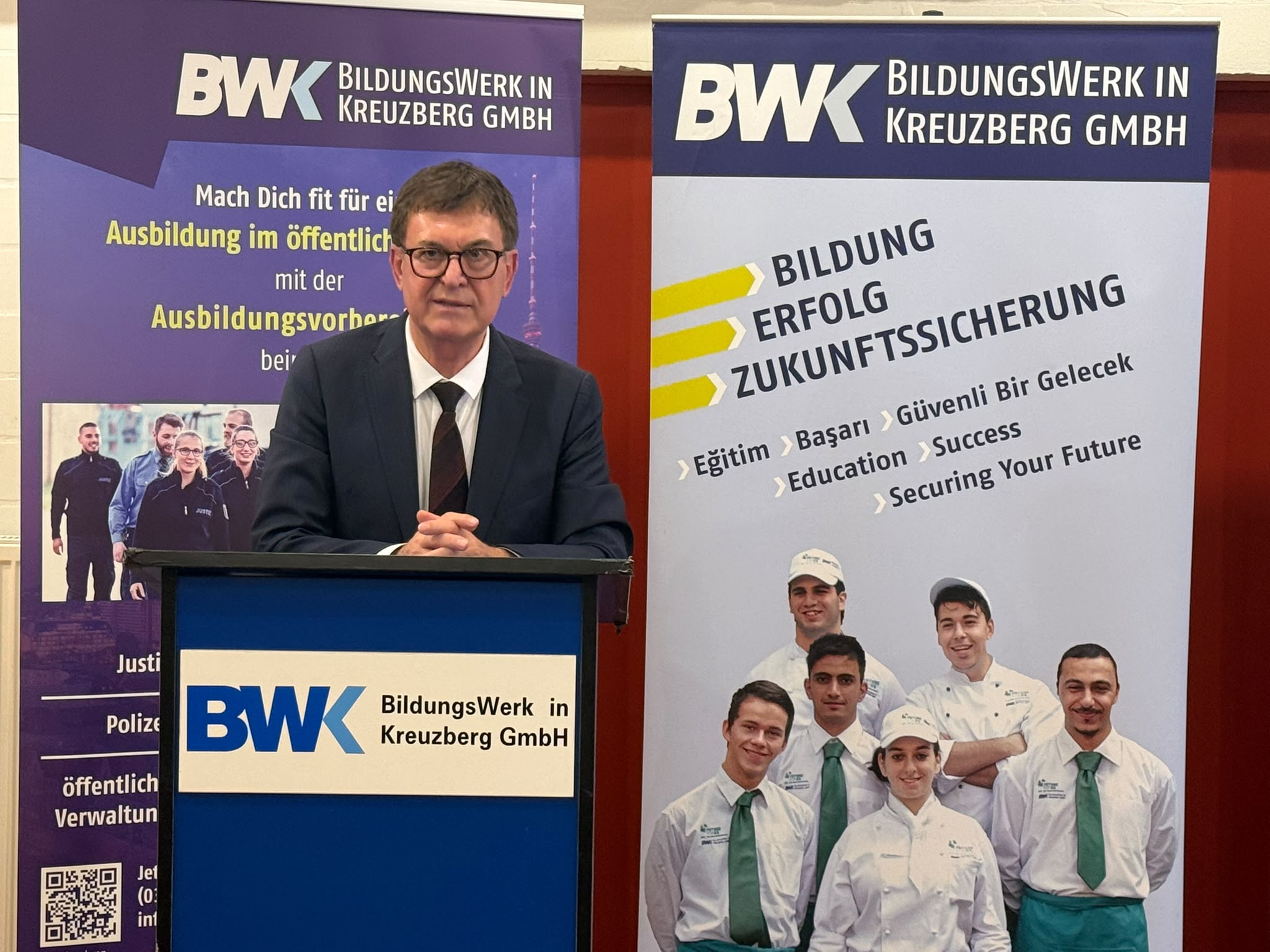 Youth Prepared for Public Service in Berlin Receive Certificates