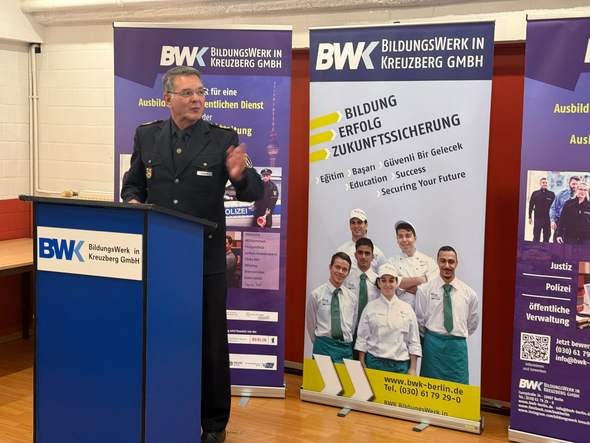 Youth Prepared for Public Service in Berlin Receive Certificates