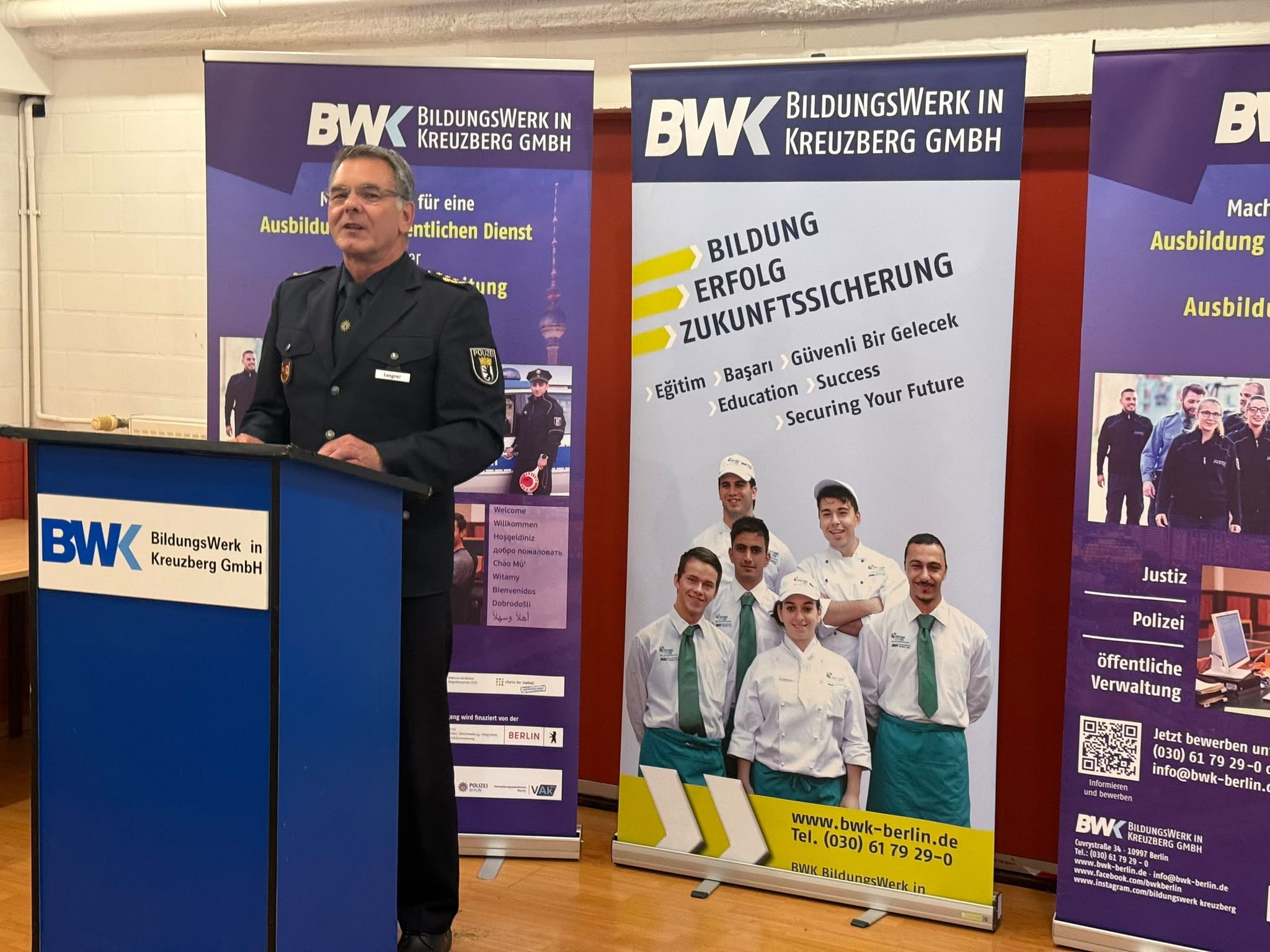 Youth Prepared for Public Service in Berlin Receive Certificates