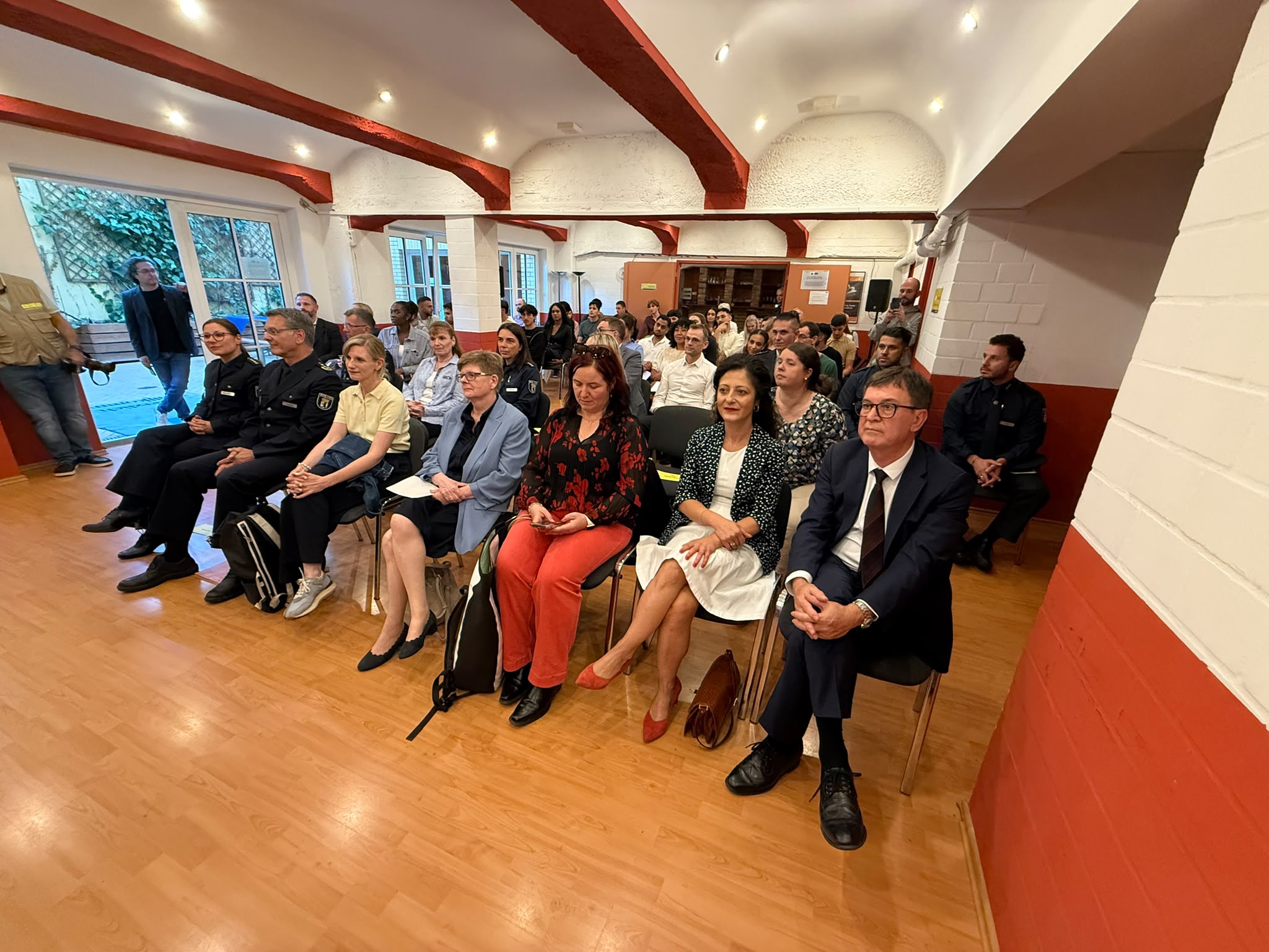 Youth Prepared for Public Service in Berlin Receive Certificates