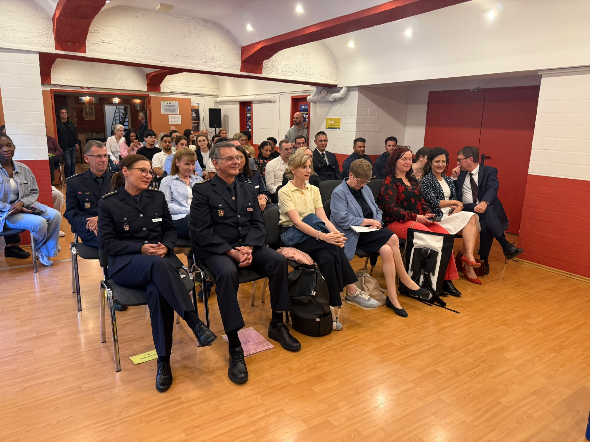 Youth Prepared for Public Service in Berlin Receive Certificates