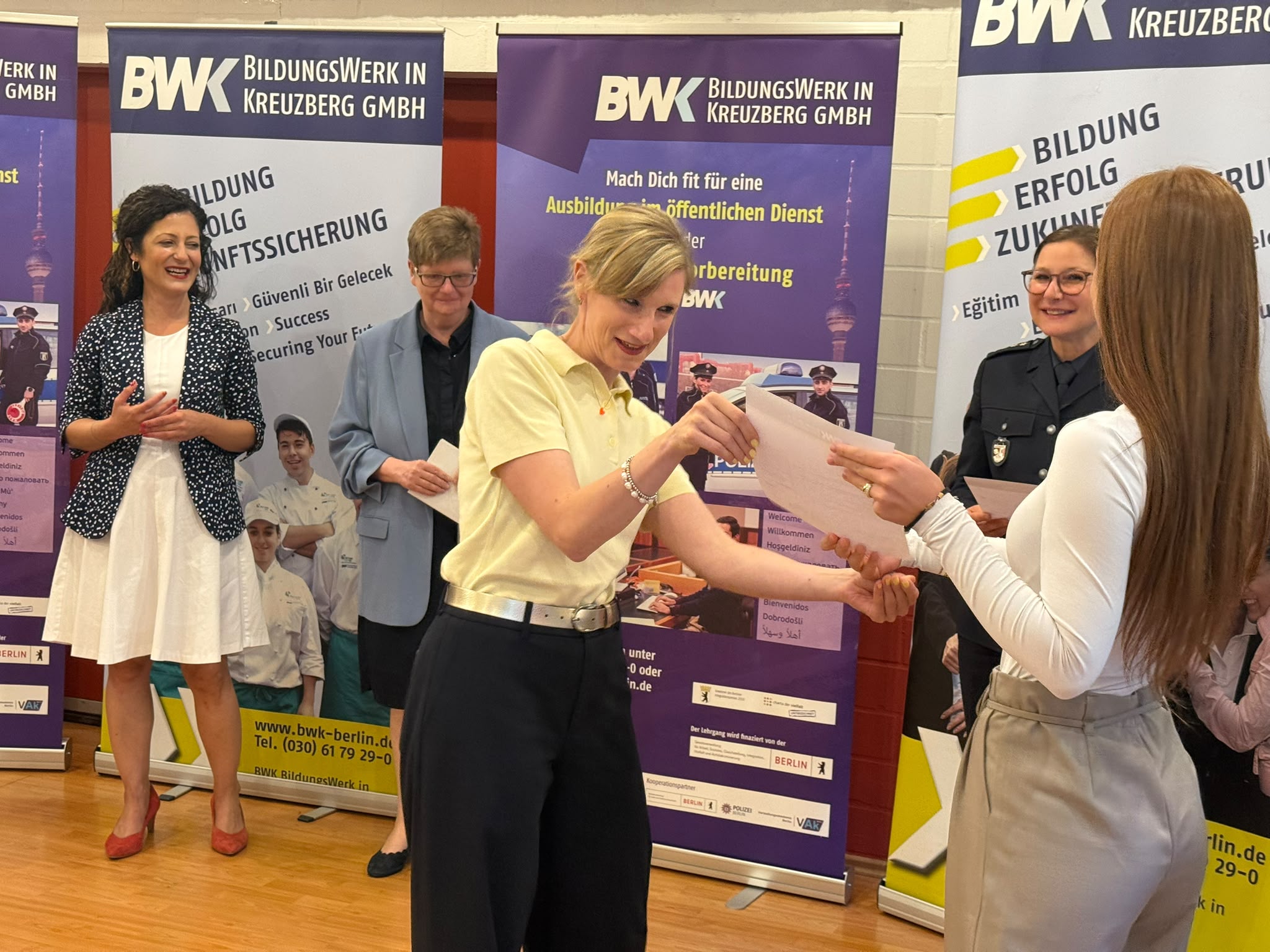 Youth Prepared for Public Service in Berlin Receive Certificates