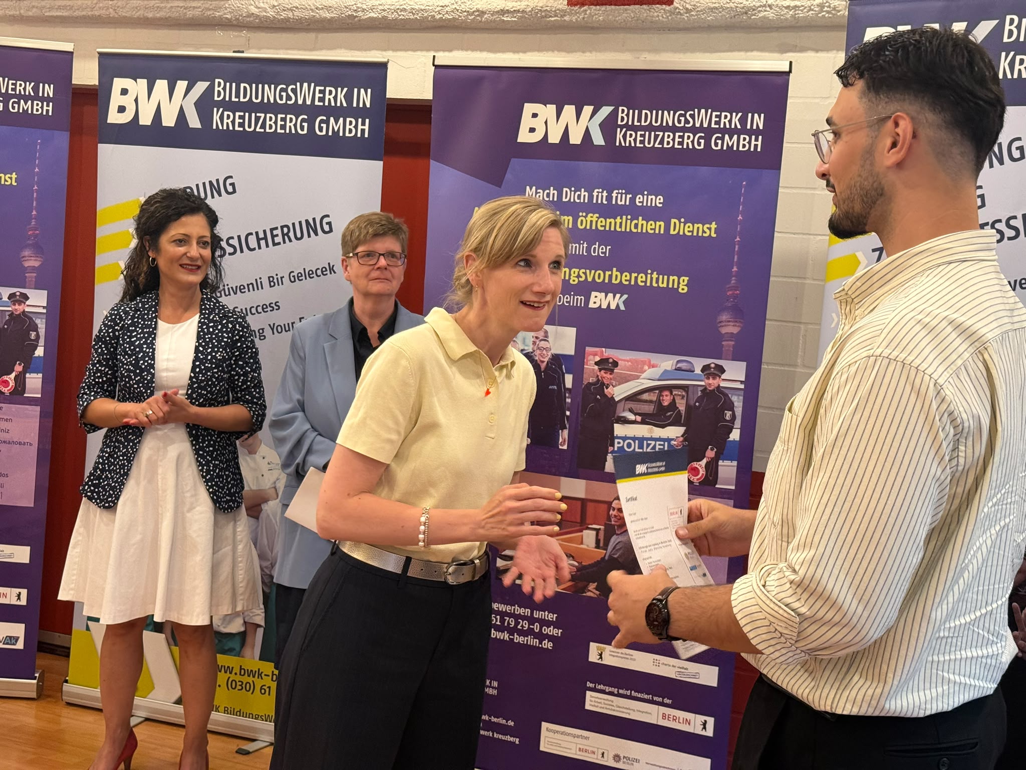 Youth Prepared for Public Service in Berlin Receive Certificates