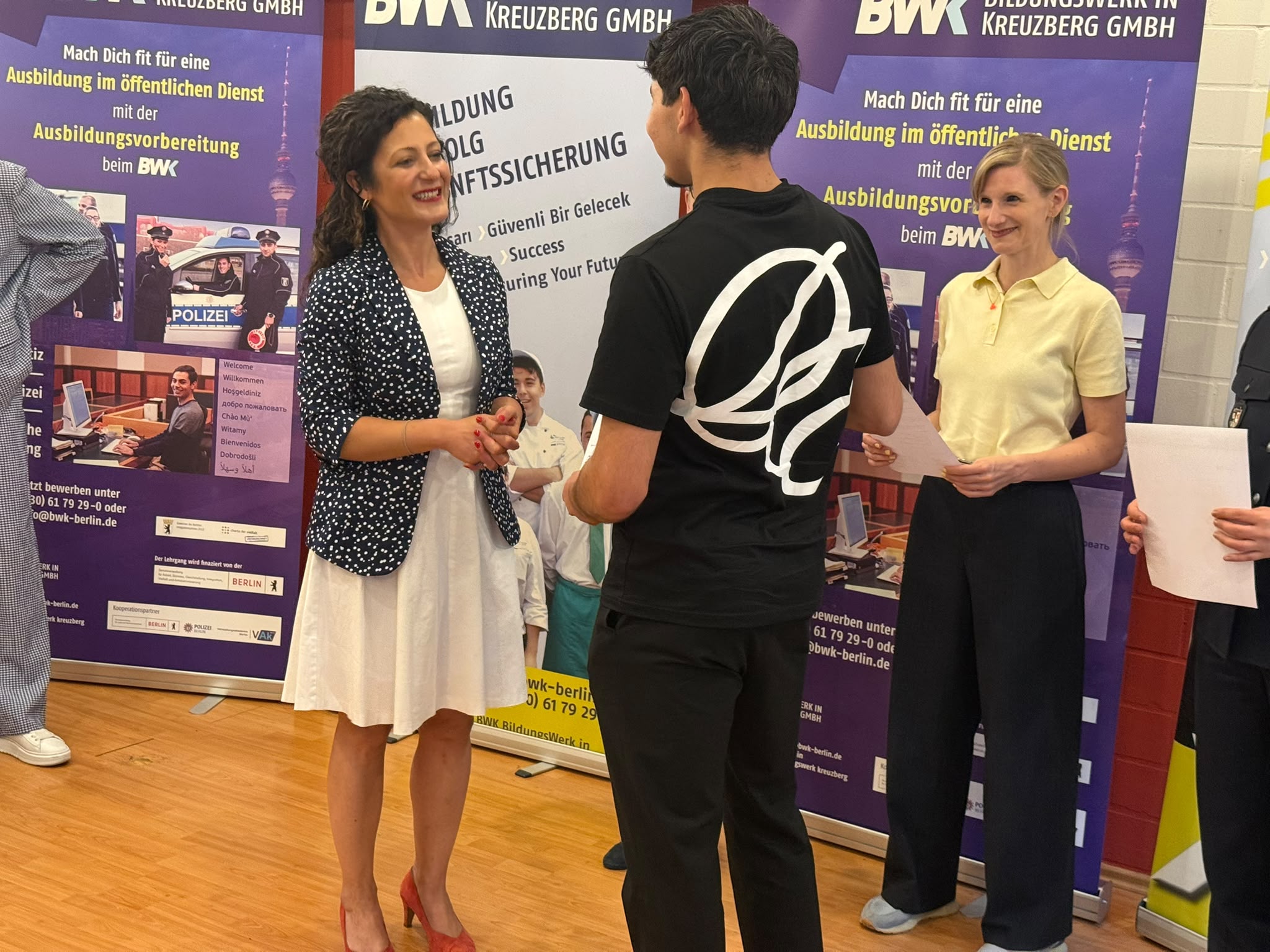 Youth Prepared for Public Service in Berlin Receive Certificates
