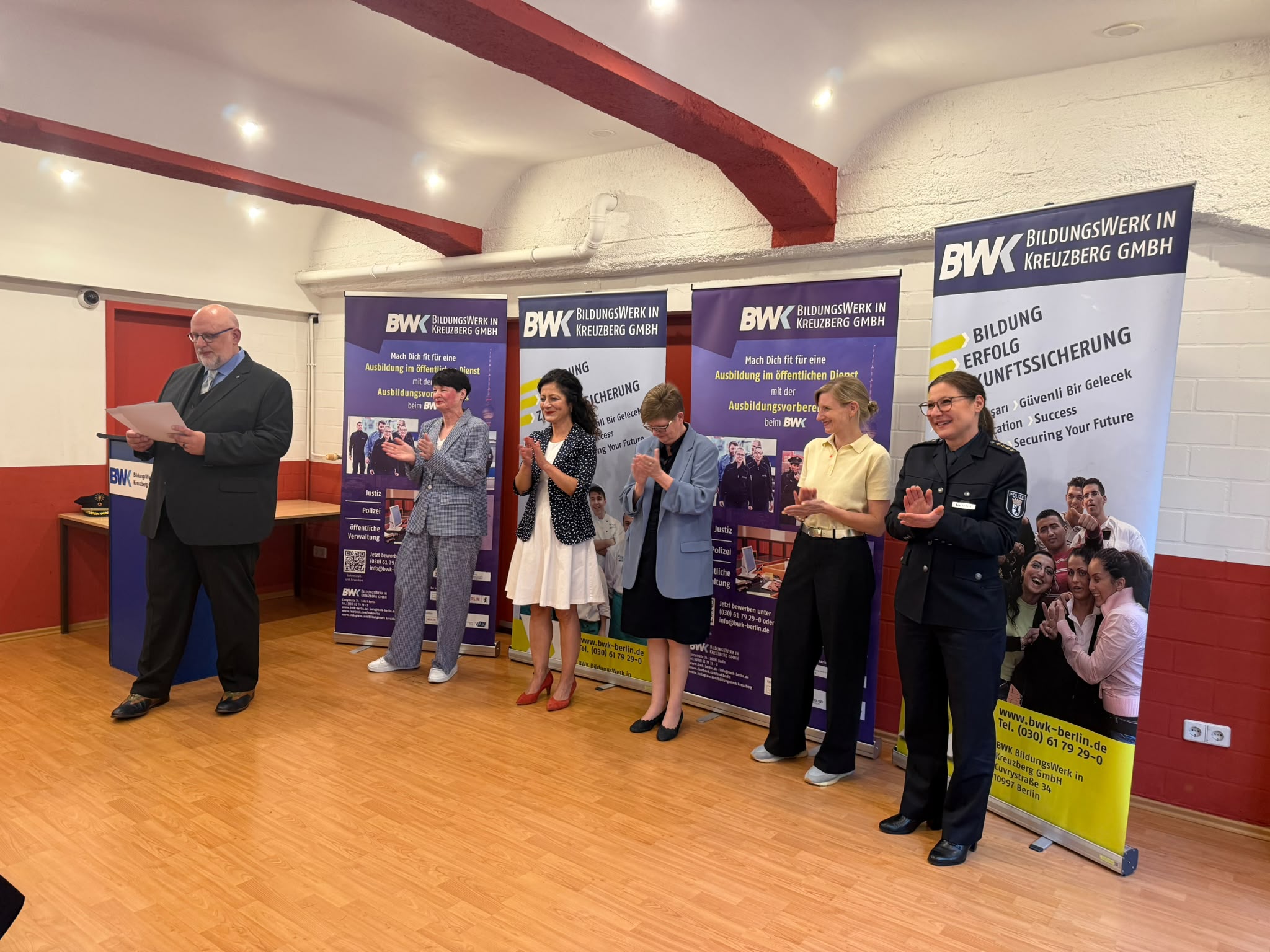 Youth Prepared for Public Service in Berlin Receive Certificates